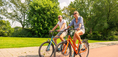 2 mensen fietsend op fietspad