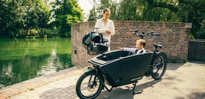 bakfiets met kinderen stilstaand